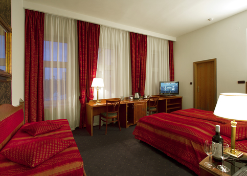 Main hotel ariston triple room 02