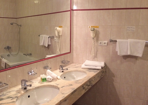 Main  1  belvedere   bathroom   executive room 800px