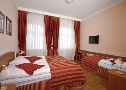 Main hotel marketa triple room 01